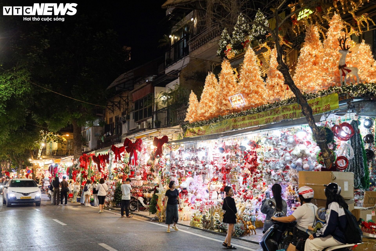 pre-christmas hustle and bustle atmosphere hits hang ma street picture 1