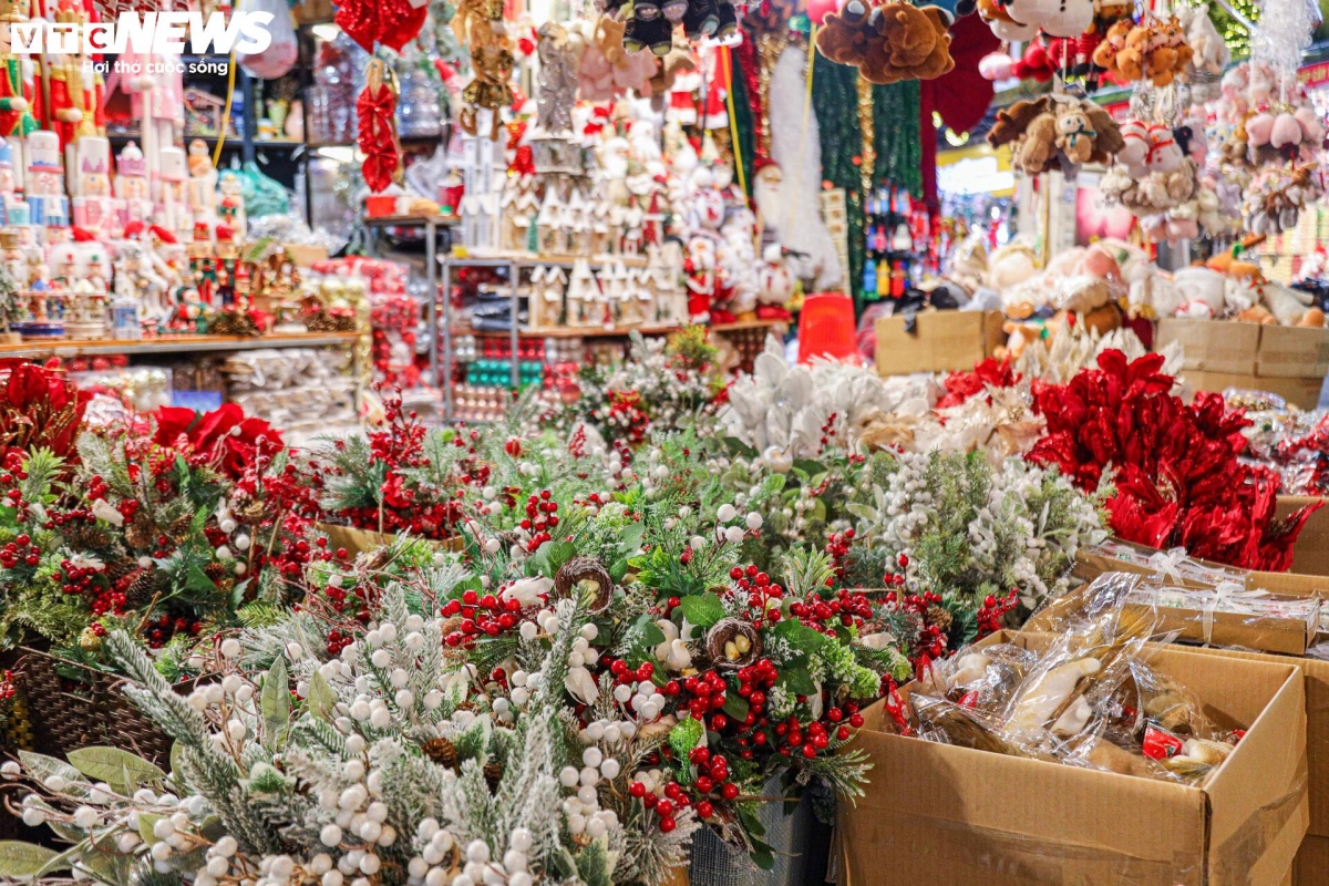 pre-christmas hustle and bustle atmosphere hits hang ma street picture 10