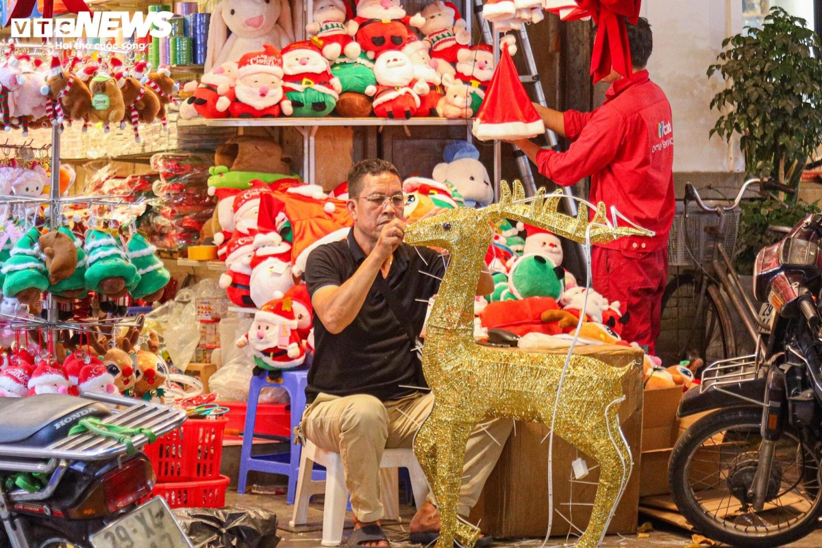 pre-christmas hustle and bustle atmosphere hits hang ma street picture 12