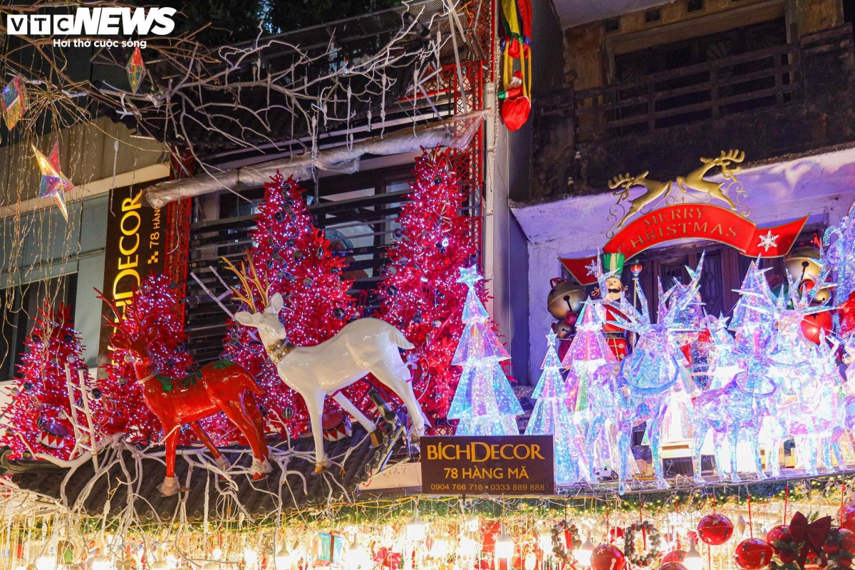 pre-christmas hustle and bustle atmosphere hits hang ma street picture 2