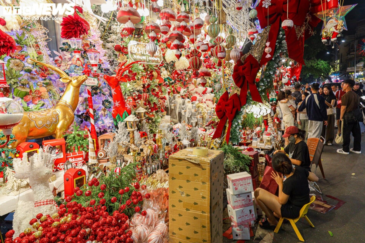 pre-christmas hustle and bustle atmosphere hits hang ma street picture 4