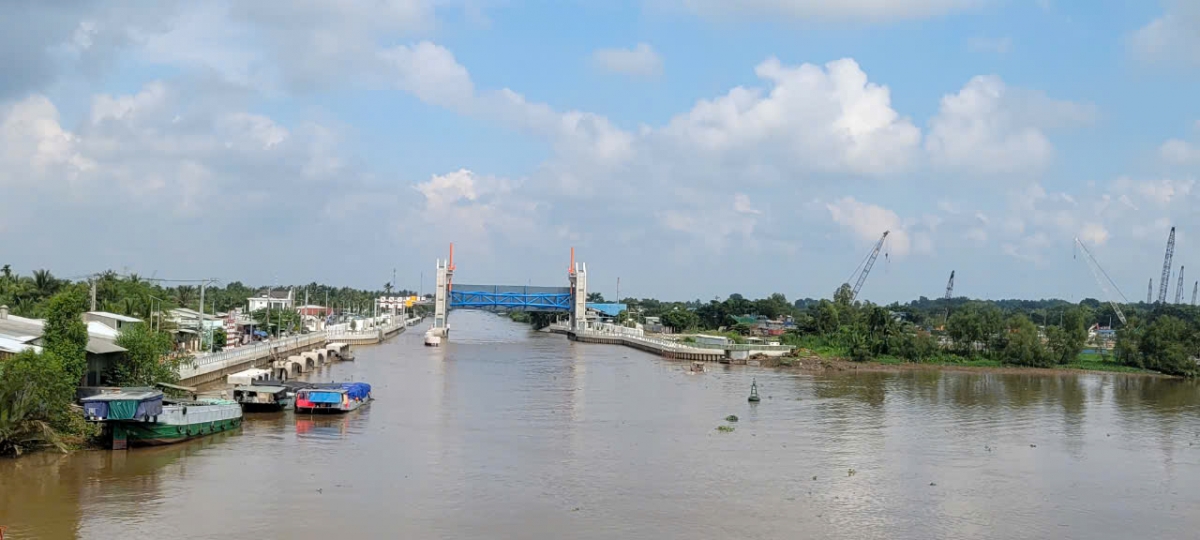 cong au kenh nguyen tan thanh dong ngan man phuong tien van luu thong hinh anh 1