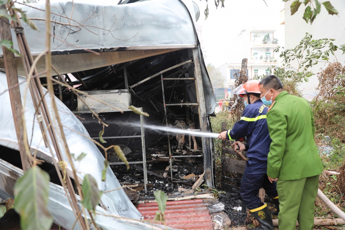 chay lon tai nha xuong chua nhieu vat lieu xop o bac giang hinh anh 2