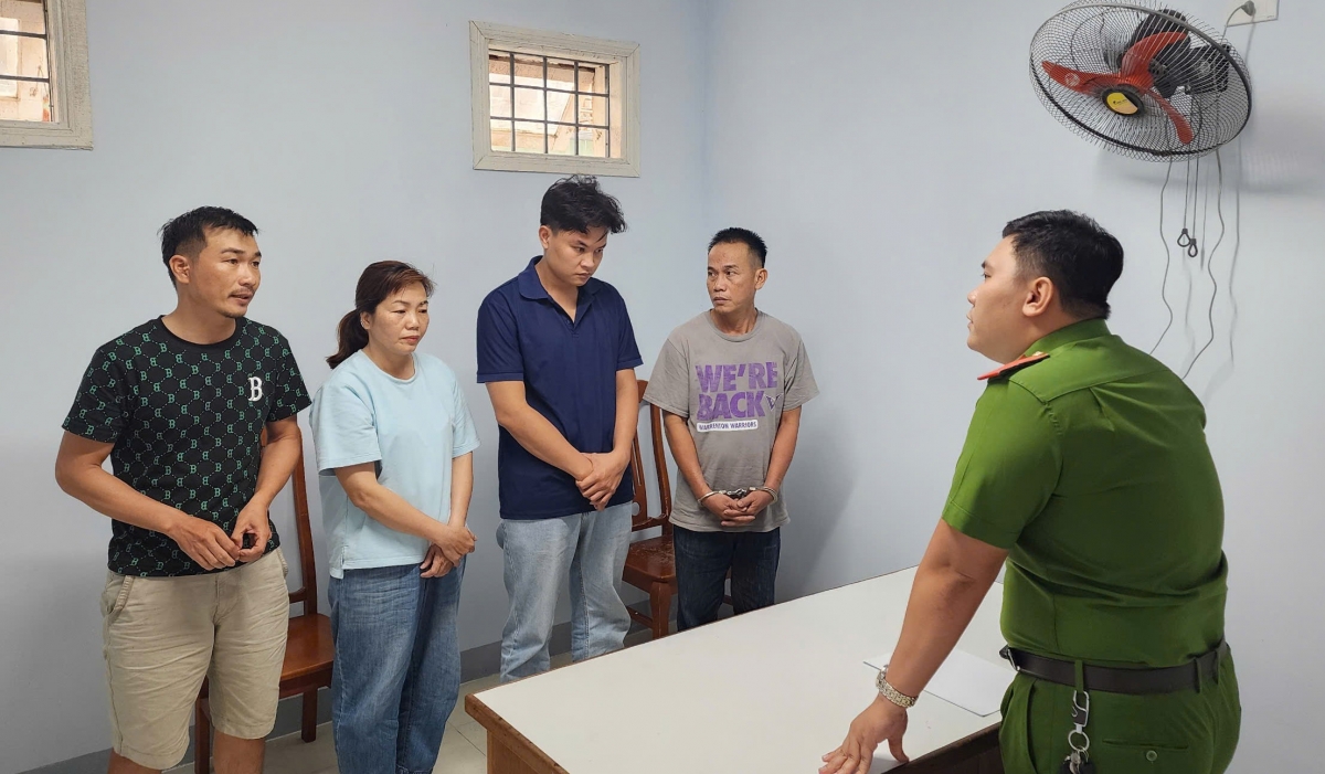 khoi to 4 ke gia danh cong an de cuop tai san va bat giu nguoi trai phap luat hinh anh 1