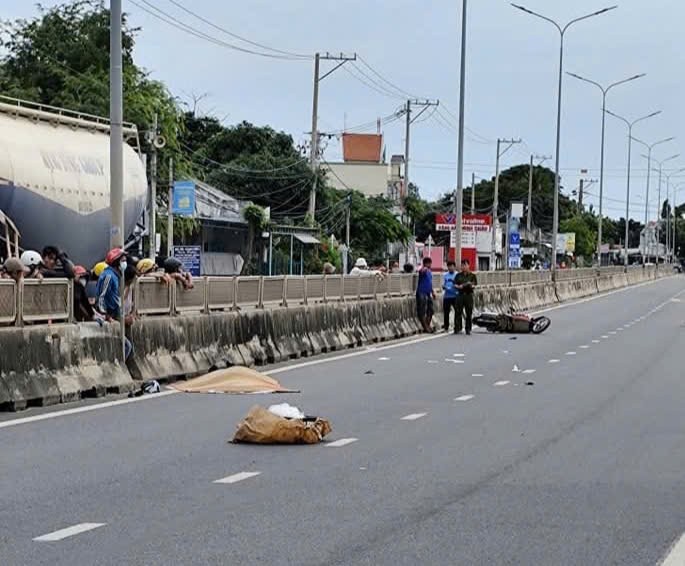 Xe máy va chạm giải phân cách trên Quốc lộ 1A, 2 cô cháu tử vong