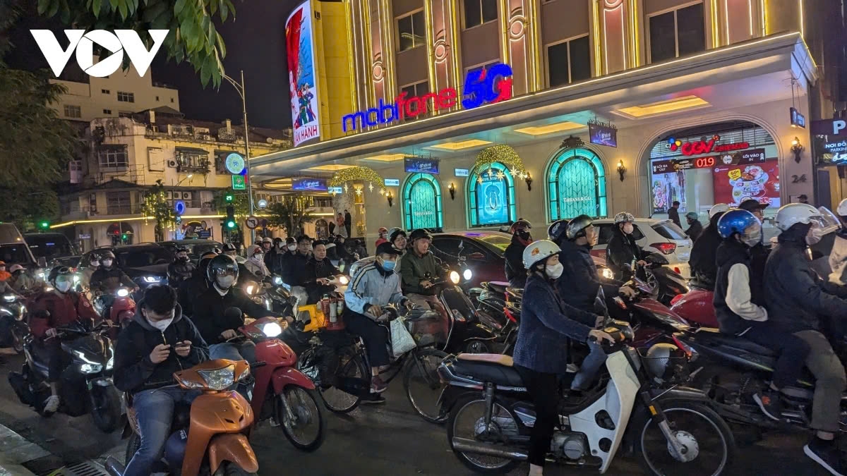 crowds of people flood streets in christmas 2025 celebrations picture 1 crowds of people flood streets in christmas 2025 celebrations picture 1