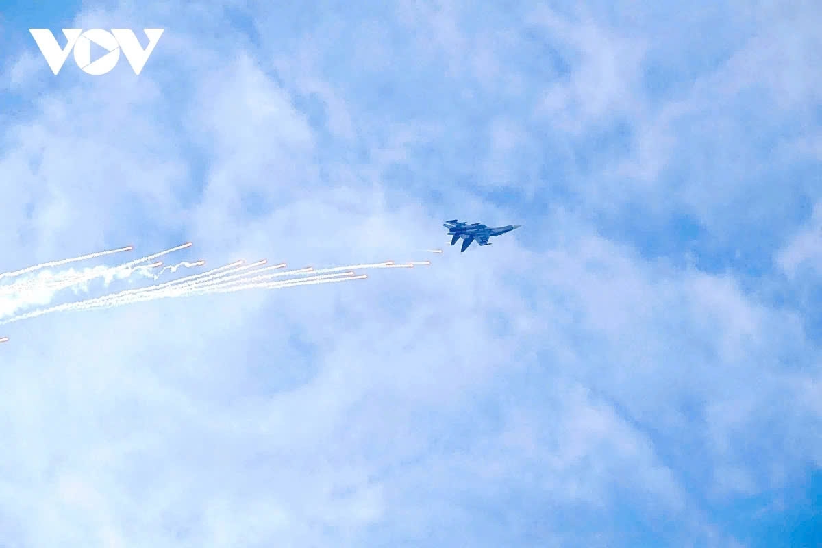 impressive airshow over hanoi skies at vietnam international defense expo 2024 picture 1 impressive airshow over hanoi skies at vietnam international defense expo 2024 picture 1