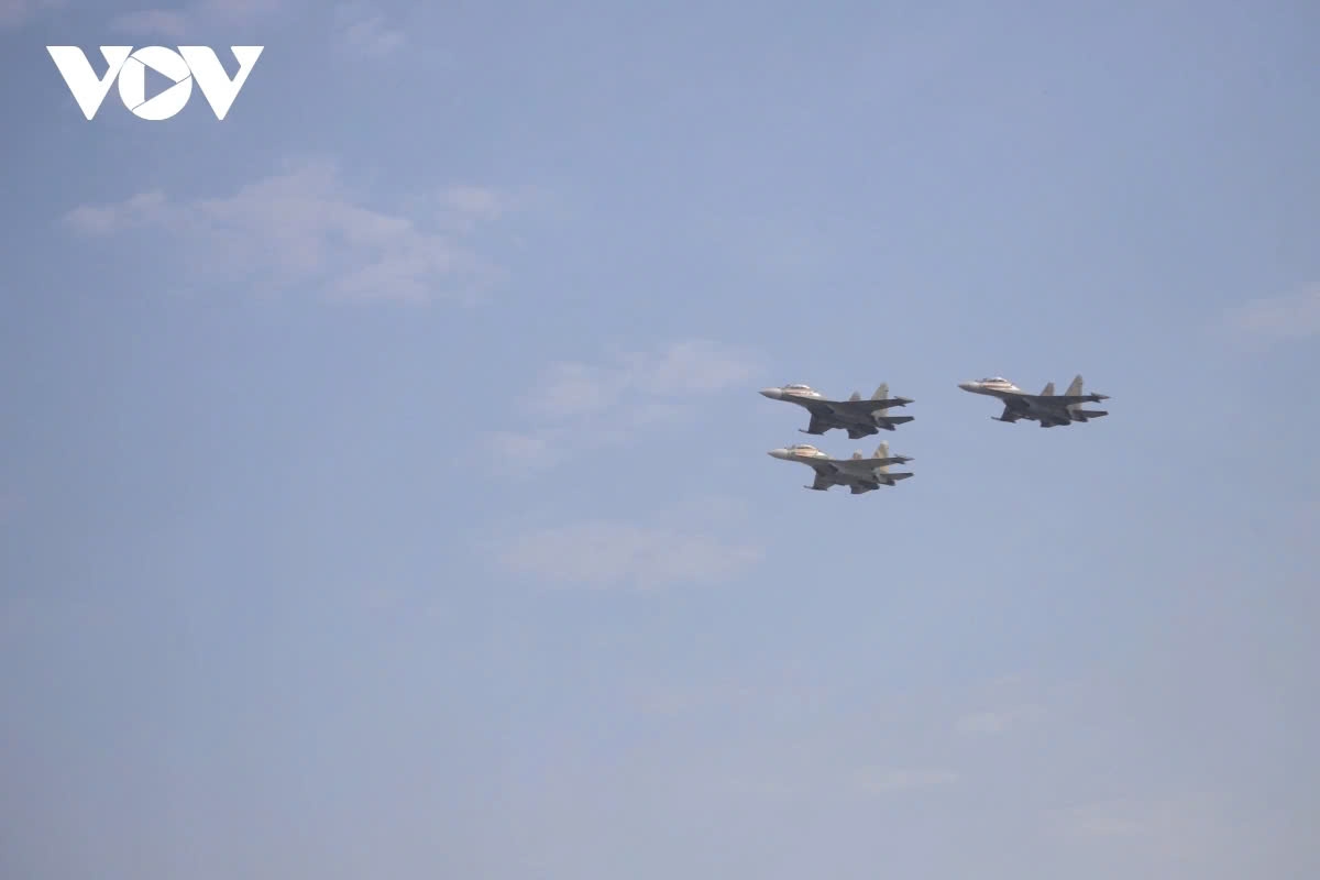 impressive airshow over hanoi skies at vietnam international defense expo 2024 picture 10 impressive airshow over hanoi skies at vietnam international defense expo 2024 picture 10
