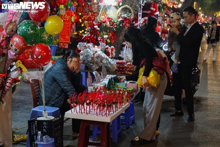 sap den noel, thu phu ban do trang tri o ha noi van e am hinh anh 10