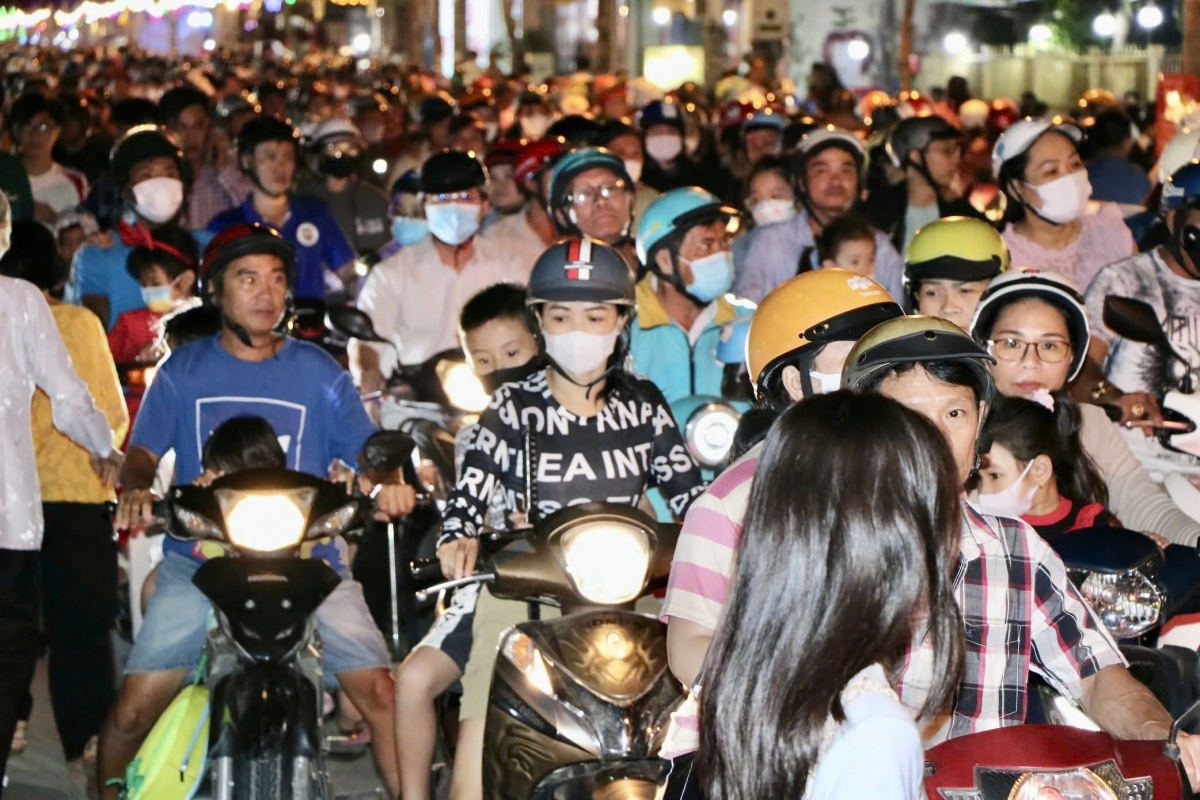 crowds of people flood streets in christmas 2025 celebrations picture 11 crowds of people flood streets in christmas 2025 celebrations picture 11