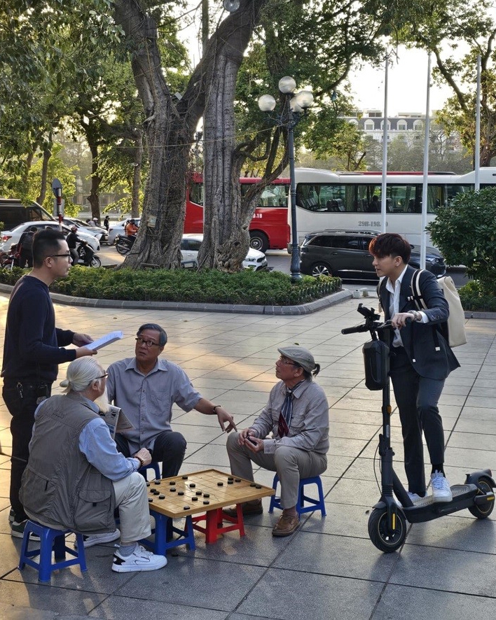 khan gia thich thu voi ha noi dep, dam net van hoa o ha noi trong mat em hinh anh 2