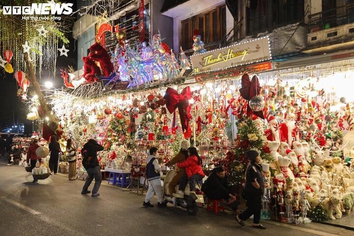 sap den noel, thu phu ban do trang tri o ha noi van e am hinh anh 1