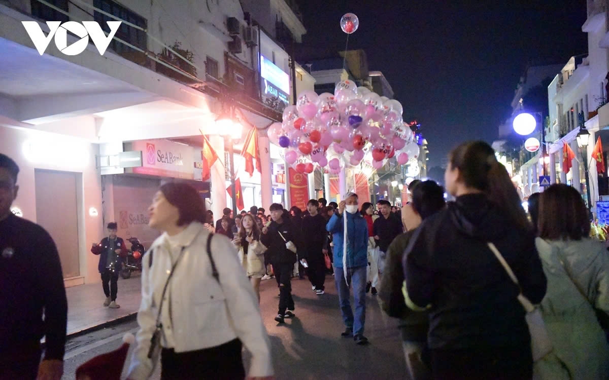crowds of people flood streets in christmas 2025 celebrations picture 2 crowds of people flood streets in christmas 2025 celebrations picture 2