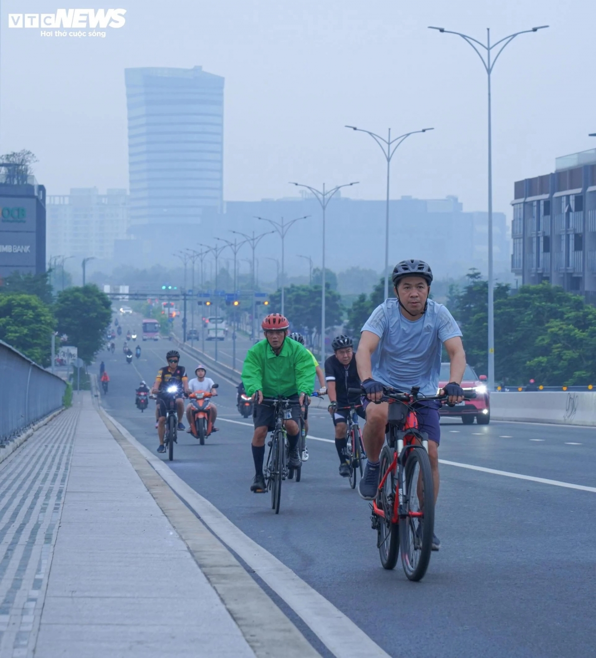 tp.hcm se lanh, suong mu nuot chung cac toa cao tang hinh anh 2