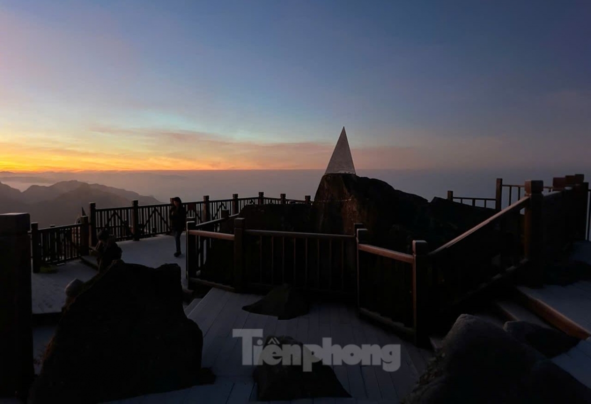 fansipan peak in sapa covered in frost as temperature falls sharply picture 2