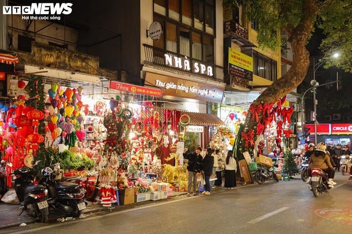 sap den noel, thu phu ban do trang tri o ha noi van e am hinh anh 2