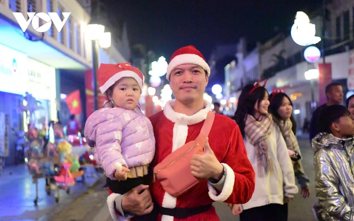 crowds of people flood streets in christmas 2025 celebrations picture 3 crowds of people flood streets in christmas 2025 celebrations picture 3
