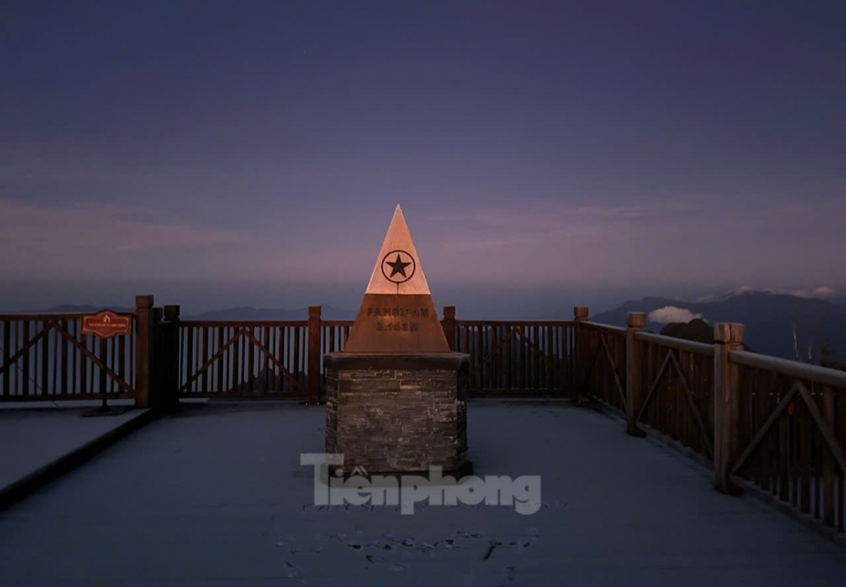 fansipan peak in sapa covered in frost as temperature falls sharply picture 3