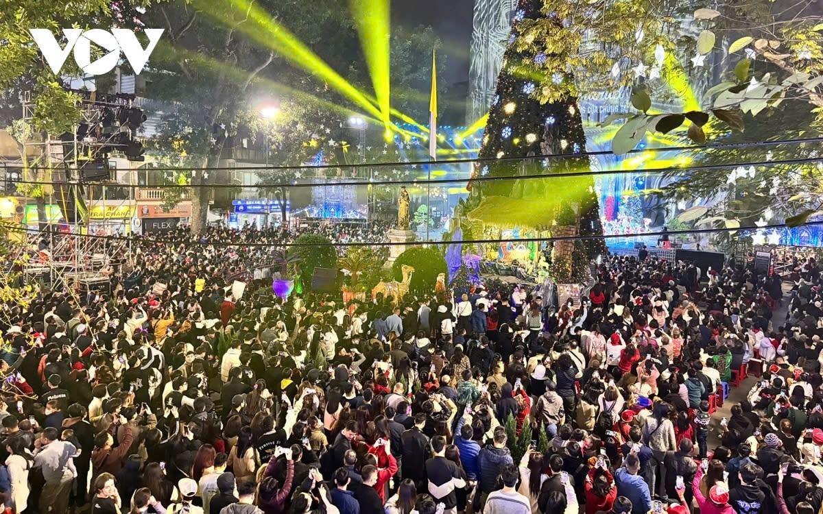 crowds of people flood streets in christmas 2025 celebrations picture 4 crowds of people flood streets in christmas 2025 celebrations picture 4