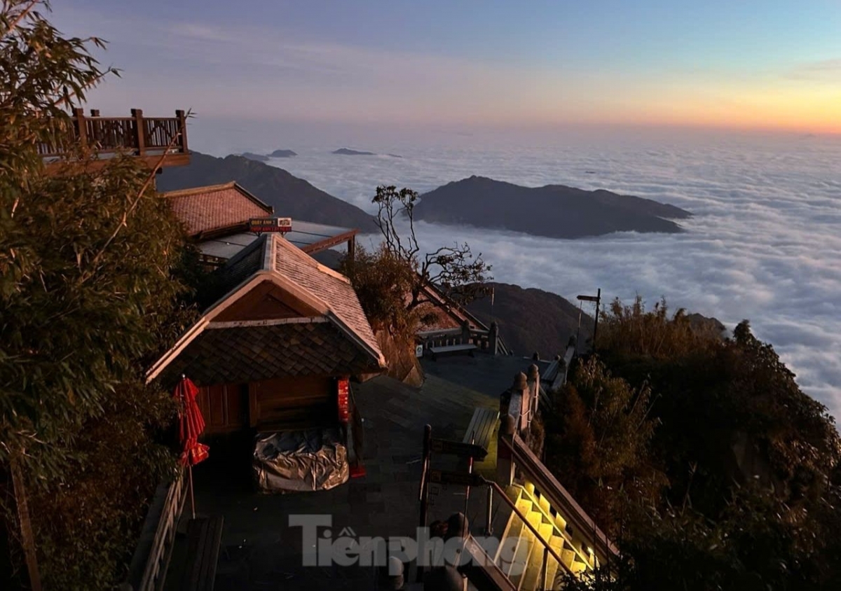 fansipan peak in sapa covered in frost as temperature falls sharply picture 4