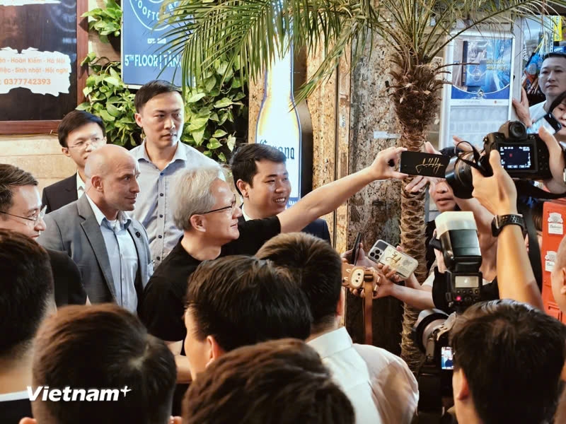 thu tuong pham minh chinh cung ceo nvidia dao pho co ha noi va uong bia hinh anh 5