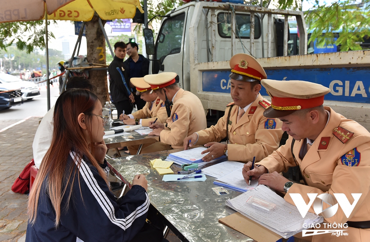 Vượt đèn đỏ chủ yếu trong giờ cao điểm, quyết xử lý nghiêm