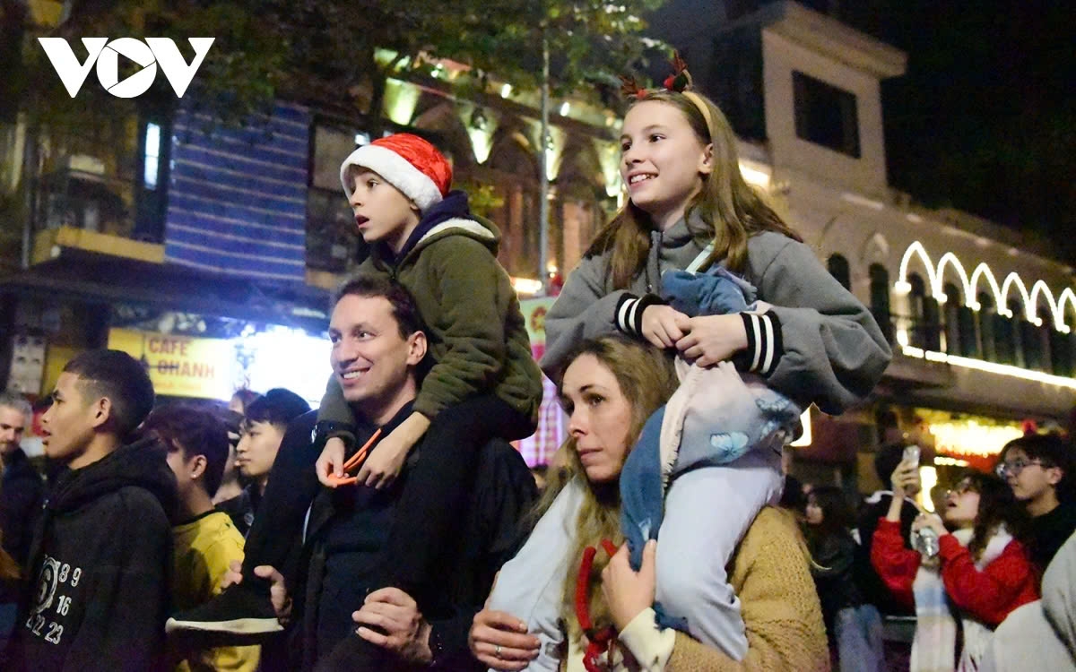 crowds of people flood streets in christmas 2025 celebrations picture 5 crowds of people flood streets in christmas 2025 celebrations picture 5