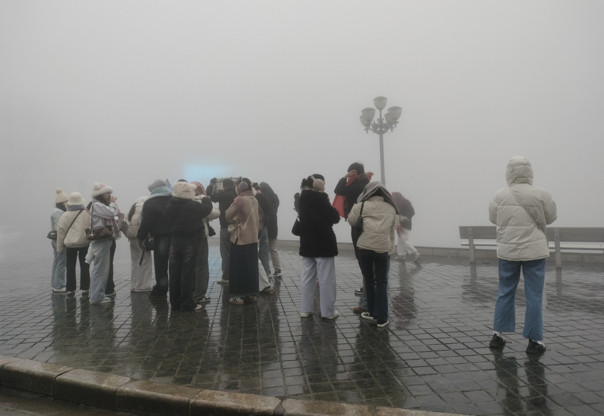 fansipan peak in sapa covered in frost as temperature falls sharply picture 5