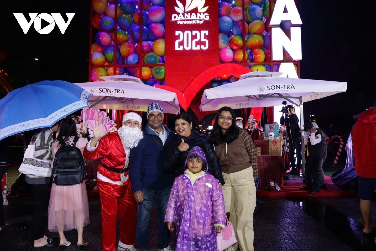 crowds of people flood streets in christmas 2025 celebrations picture 6 crowds of people flood streets in christmas 2025 celebrations picture 6