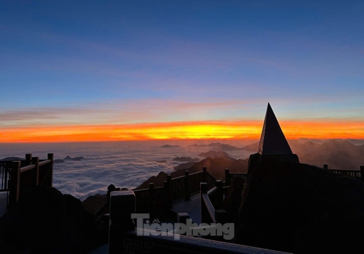 fansipan peak in sapa covered in frost as temperature falls sharply picture 6