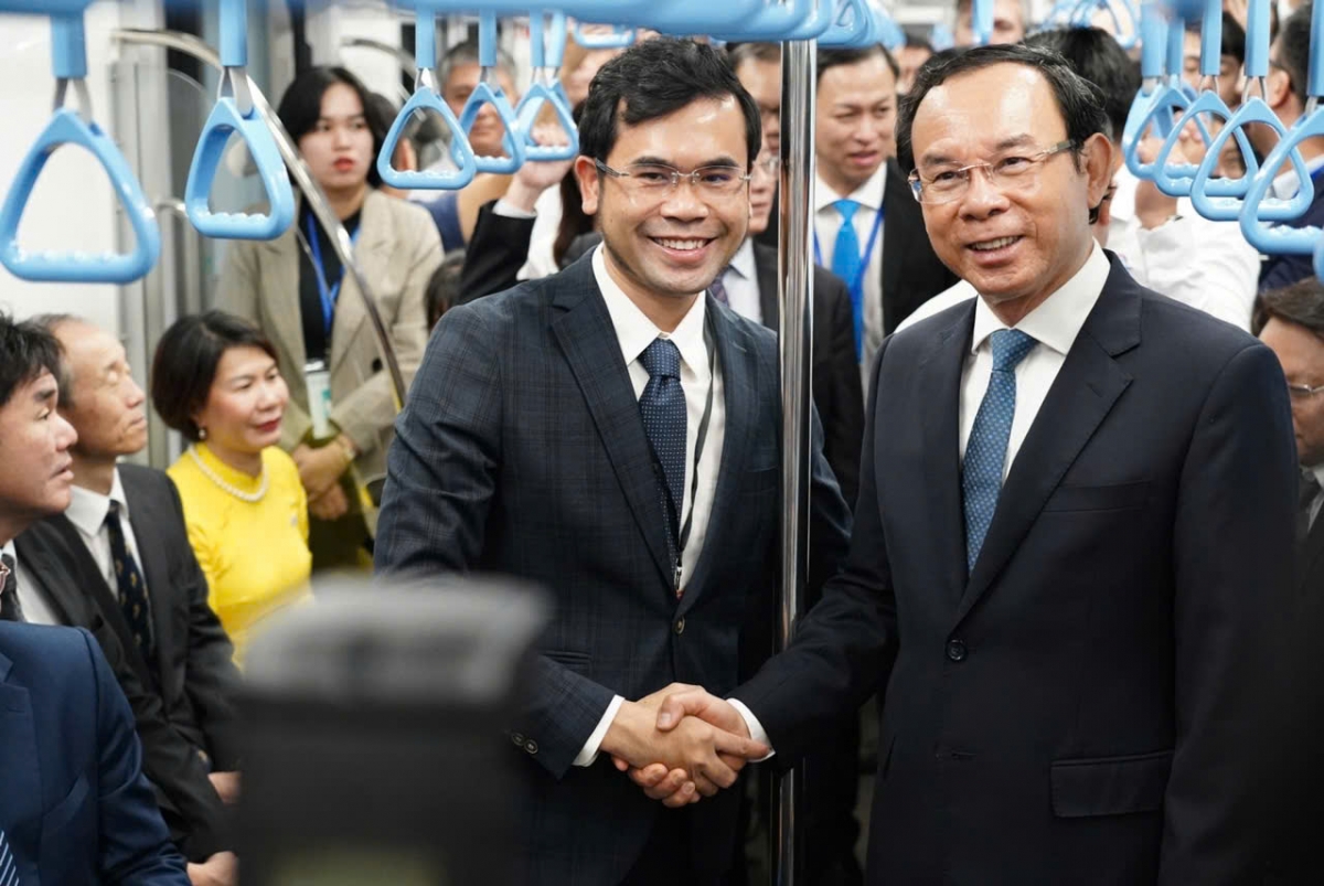 người dân nhận thẻ vikkigo đi miễn phí tuyến metro số 1 tp.hcm hình ảnh 2 nguoi dan nhan the vikkigo di mien phi tuyen metro so 1 tp.hcm hinh anh 2