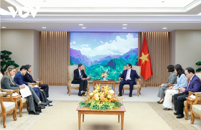 pm chinh hosts leader of kohlberg kravis roberts investment firm picture 1