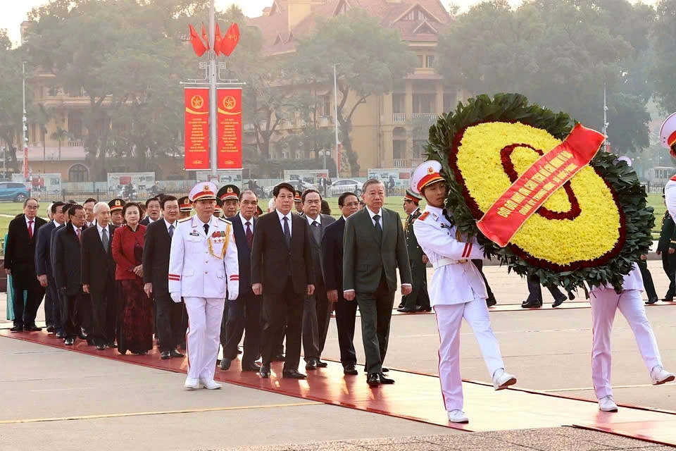 leaders pay tribute to president ho chi minh on army s 80th anniversary picture 1