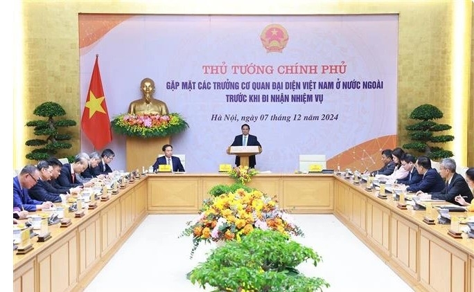 PM meets with new ambassadors, heads of Vietnamese representative offices abroad