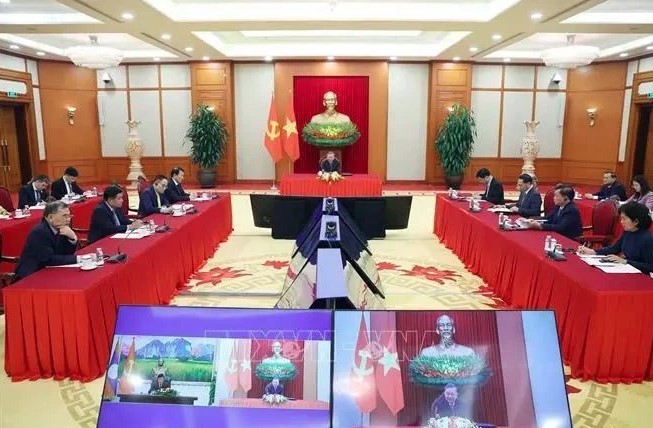 Party chief holds phone talks with Lao top leader