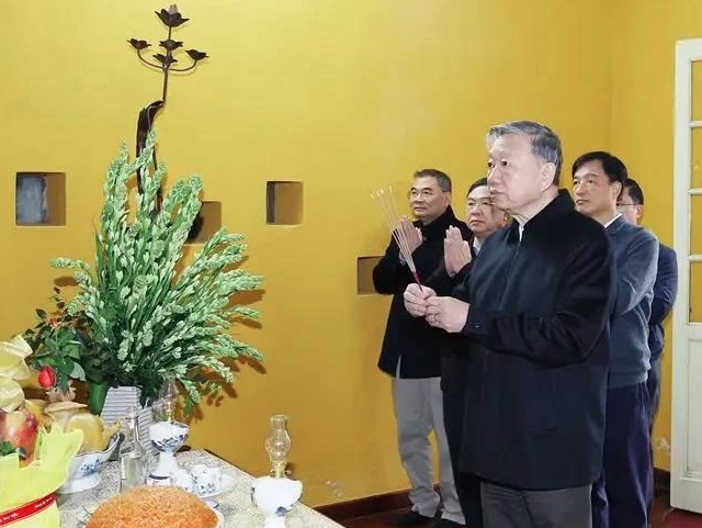 party chief pays tribute to president ho chi minh at house 67 picture 1