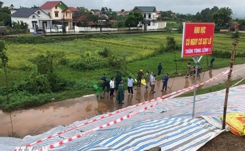 ha noi ban bo tinh trang khan cap sat lo mai de huu Da, huu hong hinh anh 1