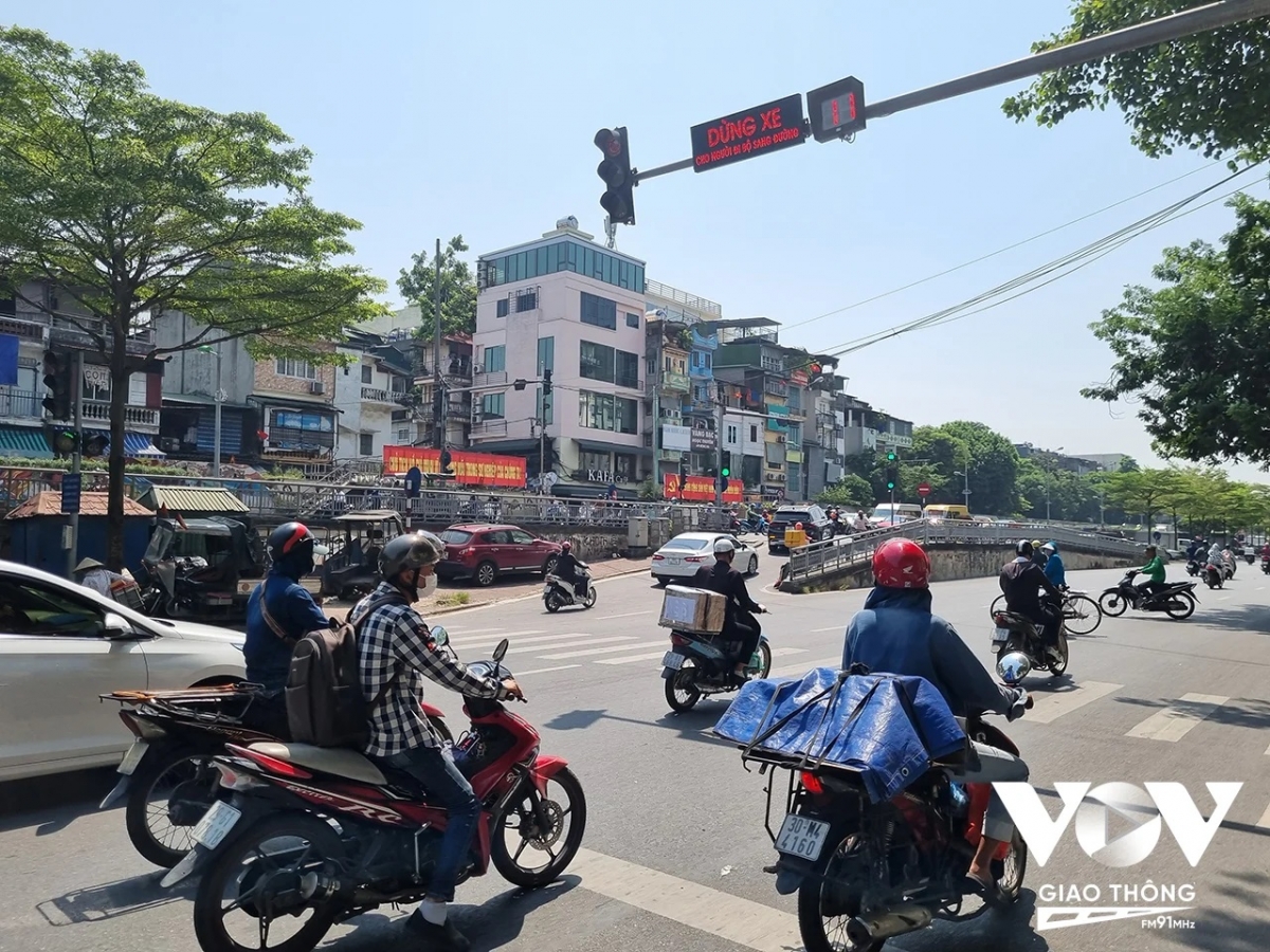 xe máy vượt đèn đỏ, đi ngược chiều sẽ bị phạt tới 6 triệu đồng có đủ sức răn đe hình ảnh 1 xe may vuot den do, di nguoc chieu se bi phat toi 6 trieu dong co du suc ran de hinh anh 1