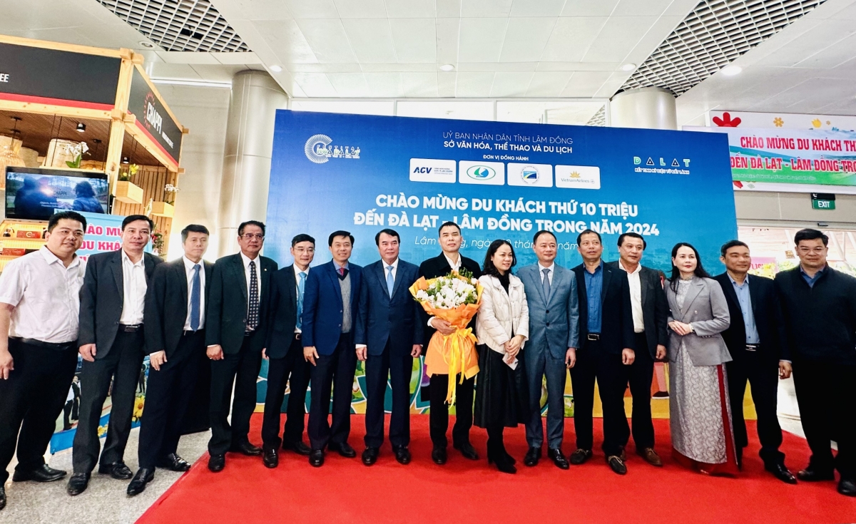 vietnam airlines đón vị khách thứ 10 triệu tại sân bay liên khương, lâm Đồng hình ảnh 1 vietnam airlines don vi khach thu 10 trieu tai san bay lien khuong, lam Dong hinh anh 1