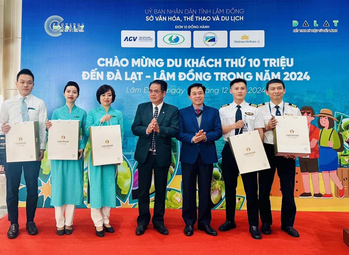 vietnam airlines đón vị khách thứ 10 triệu tại sân bay liên khương, lâm Đồng hình ảnh 2 vietnam airlines don vi khach thu 10 trieu tai san bay lien khuong, lam Dong hinh anh 2