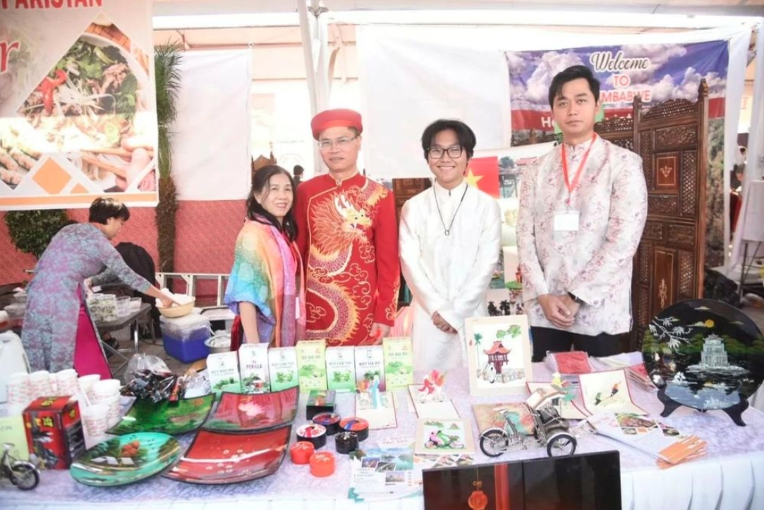 vietnam attends charity fair in pakistan picture 3