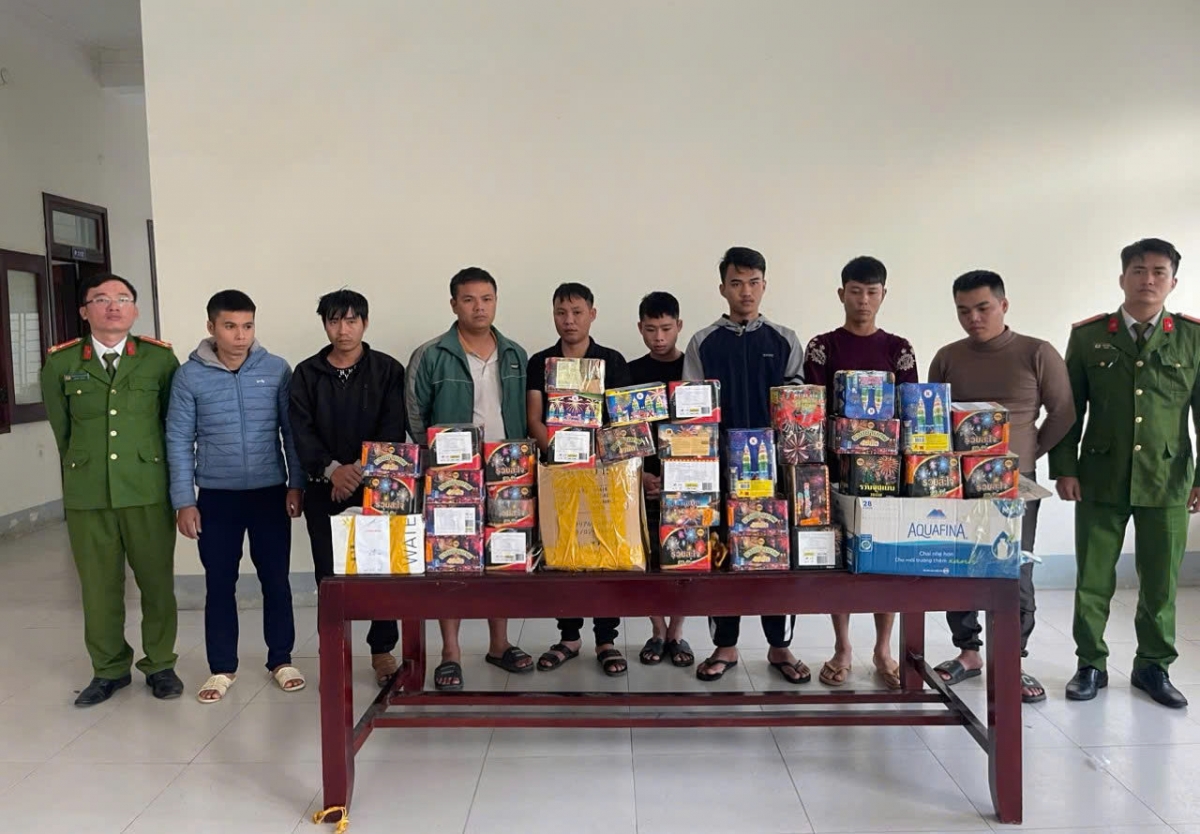 Khởi tố 17 đối tượng về hành vi gây rối trật tự công cộng và buôn bán, tàng trữ hàng cấm