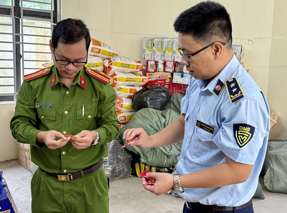 tiêu hủy hơn 2.000 sản phẩm không rõ nguồn gốc hình ảnh 1 tieu huy hon 2.000 san pham khong ro nguon goc hinh anh 1