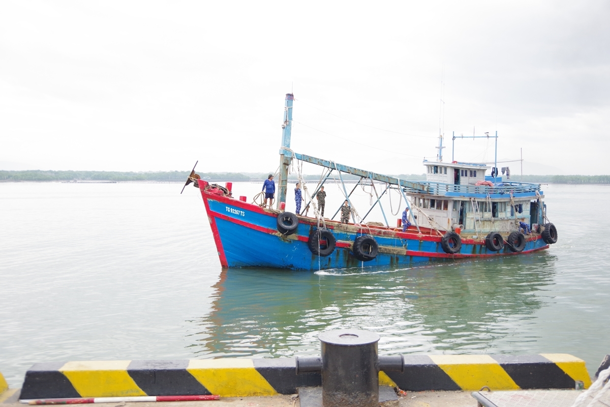 cảnh sát biển liên tiếp bắt giữ tàu chở dầu do không rõ nguồn gốc hình ảnh 2 canh sat bien lien tiep bat giu tau cho dau do khong ro nguon goc hinh anh 2