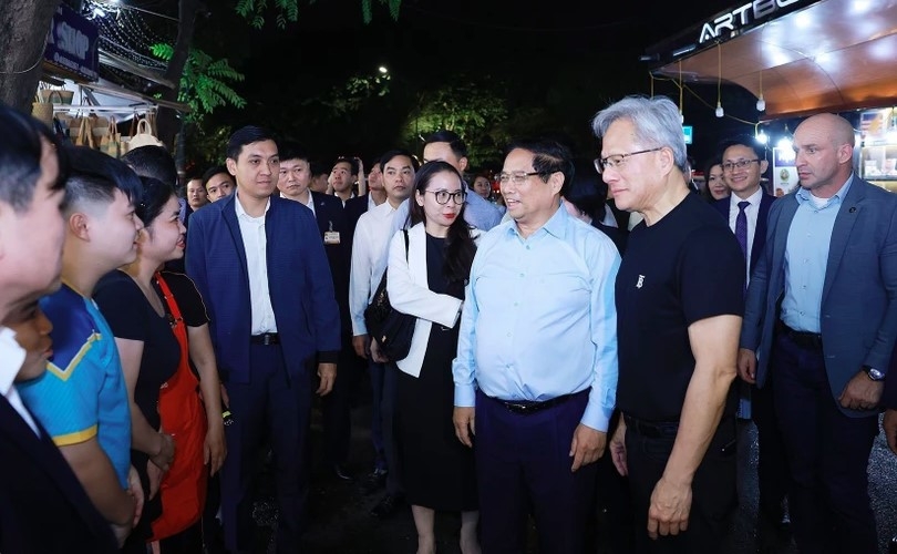 vietnamese pm, nvidia president and ceo explore hanoi s culture at night picture 1 vietnamese pm, nvidia president and ceo explore hanoi s culture at night picture 1