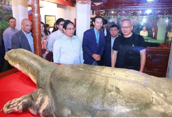 vietnamese pm, nvidia president and ceo explore hanoi s culture at night picture 2 vietnamese pm, nvidia president and ceo explore hanoi s culture at night picture 2