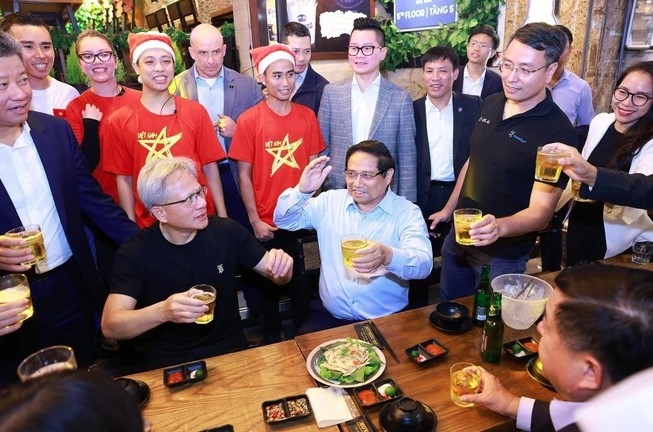 Vietnamese PM, NVIDIA President and CEO explore Hanoi’s culture at night