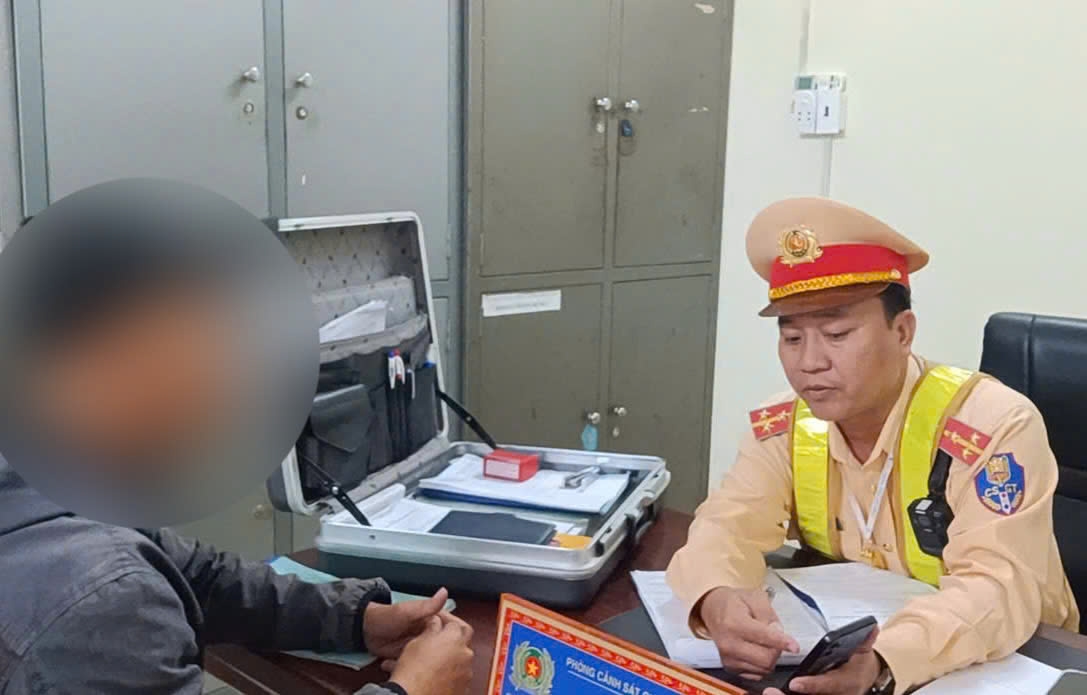 xử lý nhiều tài xế dùng điện thoại khi đang lái xe khách hình ảnh 3 xu ly nhieu tai xe dung dien thoai khi dang lai xe khach hinh anh 3