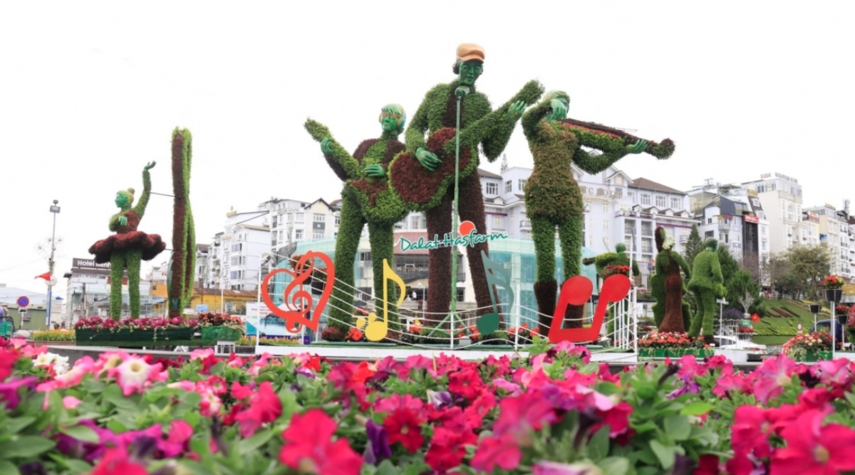 Da Lat indulged in a fest of colours and scents during flower festival