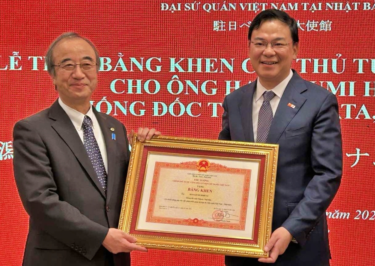 Thủ tướng Chính phủ Việt Nam tặng Bằng khen cho Thống đốc tỉnh Niigata Nhật Bản